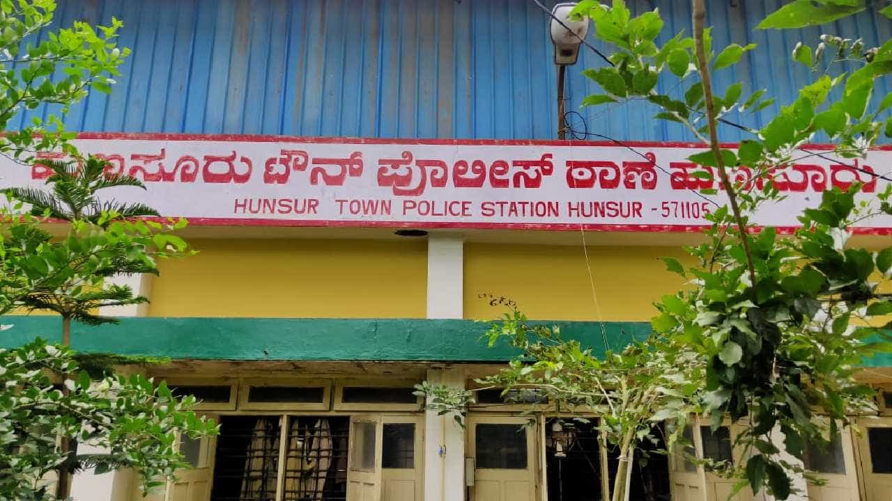 ಮೈಸೂರು: ಕನ್ನಡ ರಾಜ್ಯೋತ್ಸವ ದಿನ ಅನ್ನದಾನ ವಿಚಾರವಾಗಿ ಗಲಾಟೆ; ಪುರಸಭೆ ಸದಸ್ಯನ ಮೇಲೆ ಹಲ್ಲೆ ಮೈಸೂರು: ಕನ್ನಡ ರಾಜ್ಯೋತ್ಸವ ದಿನ ಅನ್ನದಾನ ವಿಚಾರವಾಗಿ ಗಲಾಟೆ; ಪುರಸಭೆ ಸದಸ್ಯನ ಮೇಲೆ ಹಲ್ಲೆ