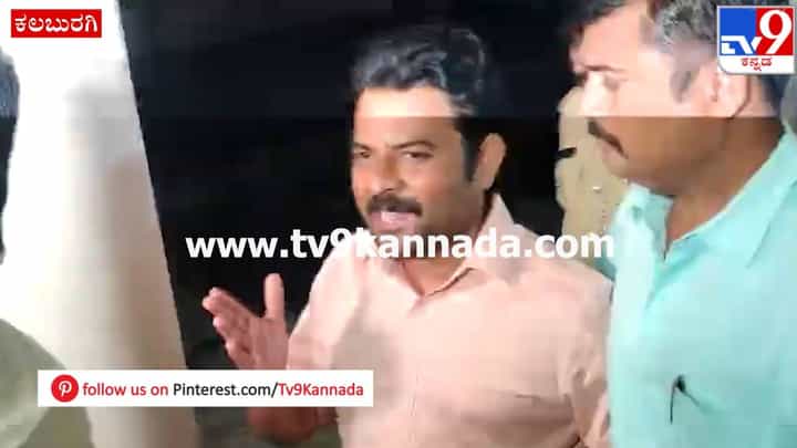 FDA ಪರೀಕ್ಷೆಯಲ್ಲಿ ಅಕ್ರಮ ಕೇಸ್; ಪೊಲೀಸರು ಕರೆದೊಯ್ಯುವ ವೇಳೆ ಮಾಧ್ಯಮಗಳ ಮೇಲೆ ಪಾಟೀಲ್ ದರ್ಪ FDA ಪರೀಕ್ಷೆಯಲ್ಲಿ ಅಕ್ರಮ ಕೇಸ್; ಪೊಲೀಸರು ಕರೆದೊಯ್ಯುವ ವೇಳೆ ಮಾಧ್ಯಮಗಳ ಮೇಲೆ ಪಾಟೀಲ್ ದರ್ಪ