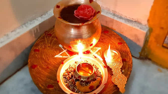ಈ ಸ್ವಾಮೀಜಿ ಗೃಹಪ್ರವೇಶ ಮಾಡಿಸುತ್ತಾ ತಾಮ್ರದ ಚೆಂಬು ತೋರಿಸಿ ಏನು ಮಾಡಿದ ನೋಡ