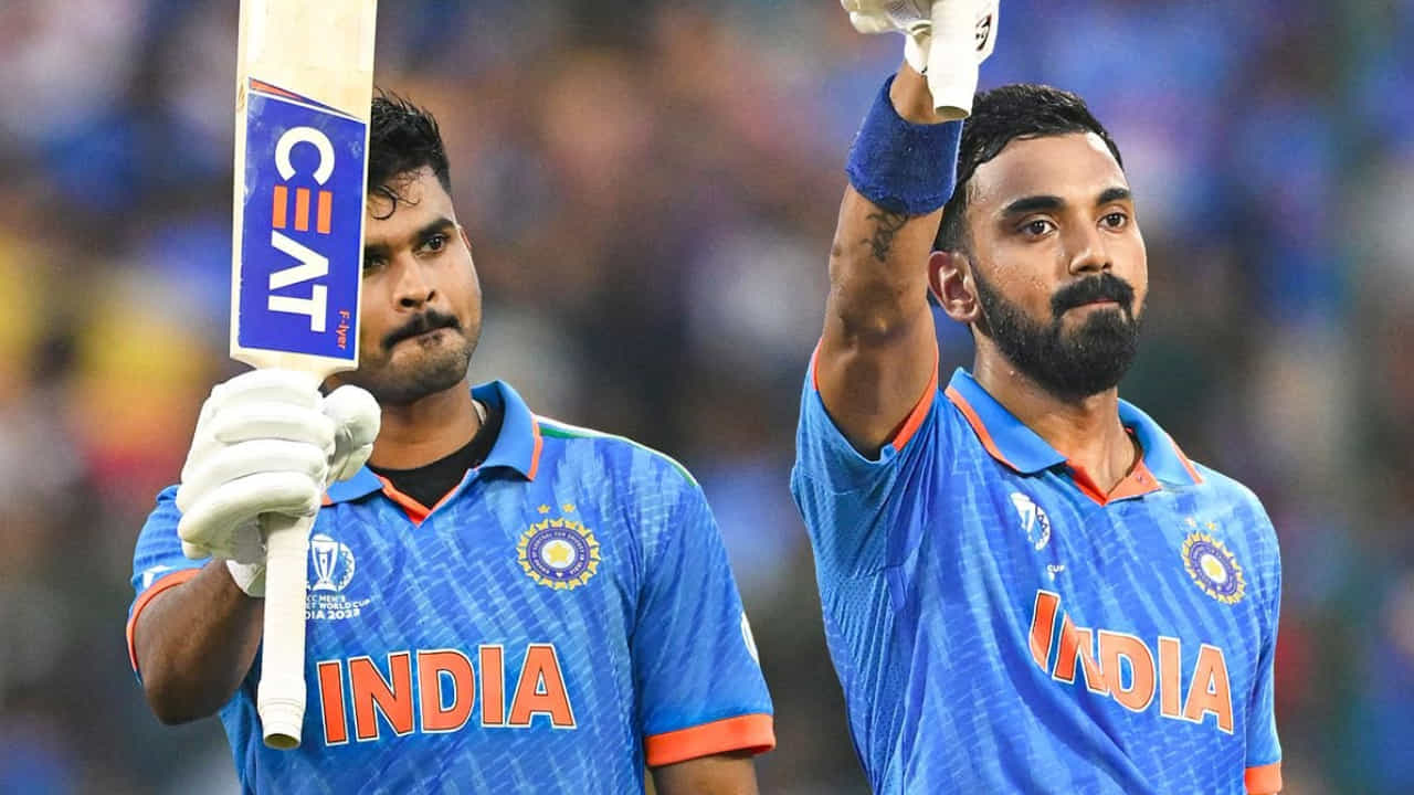 2023ರ ಏಕದಿನ ವಿಶ್ವಕಪ್ನ ಲೀಗ್ ಹಂತದ ಕೊನೆಯ ಪಂದ್ಯ ಬೆಂಗಳೂರಿನ ಎಂ ಚಿನ್ನಸ್ವಾಮಿ ಕ್ರೀಡಾಂಗಣದಲ್ಲಿ ಟೀಂ ಇಂಡಿಯಾ ಮತ್ತು ನೆದರ್ಲೆಂಡ್ಸ್ ನಡುವೆ ನಡೆಯುತ್ತಿದೆ. ಈ ಪಂದ್ಯದಲ್ಲಿ ಟೀಂ ಇಂಡಿಯಾದ ಐವರು ಬ್ಯಾಟರ್ಗಳು 50+ ಸ್ಕೋರ್ ಬಾರಿಸಿ ಏಕದಿನ ವಿಶ್ವಕಪ್ನಲ್ಲಿ ಹೊಸ ದಾಖಲೆ ಬರೆದಿದ್ದಾರೆ.