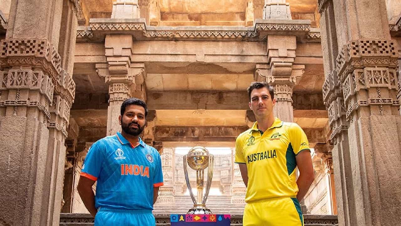 ಏಕದಿನ ವಿಶ್ವಕಪ್ನ ಮಹಾಸಮರಕ್ಕಾಗಿ ಕ್ಷಣಗಣನೆ ಶುರುವಾಗಿದೆ. ಭಾನುವಾರ ಅಹಮದಾಬಾದ್ನ ನರೇಂದ್ರ ಮೋದಿ ಸ್ಟೇಡಿಯಂನಲ್ಲಿ ನಡೆಯಲಿರುವ ಅಂತಿಮ ಹಣಾಹಣಿಯಲ್ಲಿ ಭಾರತ ಮತ್ತು ಆಸ್ಟ್ರೇಲಿಯಾ ತಂಡಗಳು ಕಣಕ್ಕಿಳಿಯಲಿದೆ.