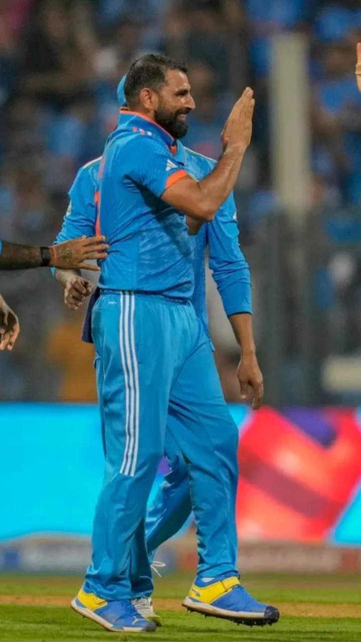 ಮುಂಬೈನ ವಾಂಖೆಡೆ ಸ್ಟೇಡಿಯಂನಲ್ಲಿ ನಡೆದ ಪಂದ್ಯದಲ್ಲಿ ಶ್ರೀಲಂಕಾವನ್ನು 302 ರನ್‌ಗಳಿಂದ ಸೋಲಿಸಿದ ಭಾರತ ವಿಶ್ವಕಪ್'ನಲ್ಲಿ ಸೆಮಿಫೈನಲ್‌ಗೆ ಲಗ್ಗೆ ಇಟ್ಟಿದೆ.