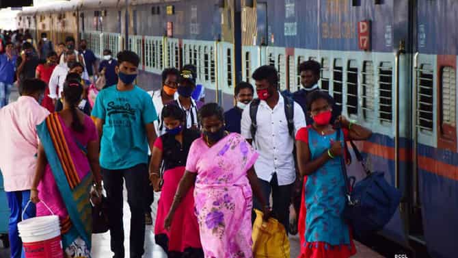 ರೈಲಿನಲ್ಲಿ ಈ ವಸ್ತುಗಳಿಗೆ ನಿರ್ಬಂಧ: ಪ್ರಯಾಣಿಕರಿಗೆ ರೈಲ್ವೆ ಇಲಾಖೆ ಸೂಚನೆ