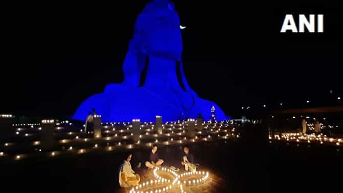 ಕೊಯಮತ್ತೂರಿನ ಇಶಾ ಆಶ್ರಮದಲ್ಲಿ ಬೆಳಗಿದ ಕಾರ್ತಿಕ ದೀಪ