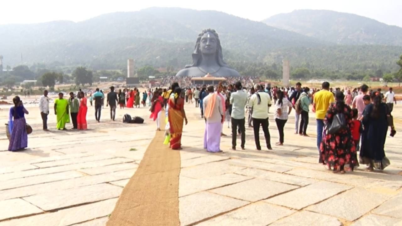 ರಾಜಧಾನಿ ಕೂಗಳತೆ ದೂರದಲ್ಲಿ 112 ಅಡಿಗಳ ಎತ್ತರದ ಆದಿಯೋಗಿ ವಿಗ್ರಹ ಪ್ರತಿಷ್ಠಾಪನೆ ಮಾಡಿದ್ದೆ ತಡ,
ಆದಿಯೋಗಿ ನೊಡಲು ಪ್ರತಿದಿನ ಸಾವಿರಾರು ಜನ ಆಗಮಿಸಿ ದೇವರ ದರ್ಶನ ಪಡೆಯುತ್ತಿದ್ದಾರೆ. ಇನ್ನೂ ದೀಪಾವಳಿ ಪ್ರಯುಕ್ತ ಜನಸಾಗರವೆ ಹರಿದು ಬಂದಿದೆ. ಆದಿಯೋಗಿ ಮುಂದೆ ಸಂಬ್ರಮ ಸಂತಸದಿಂದ ದಿನವಿಡಿ ಕಾಲ ಕಳೆದಿದ್ದಾರೆ. 

