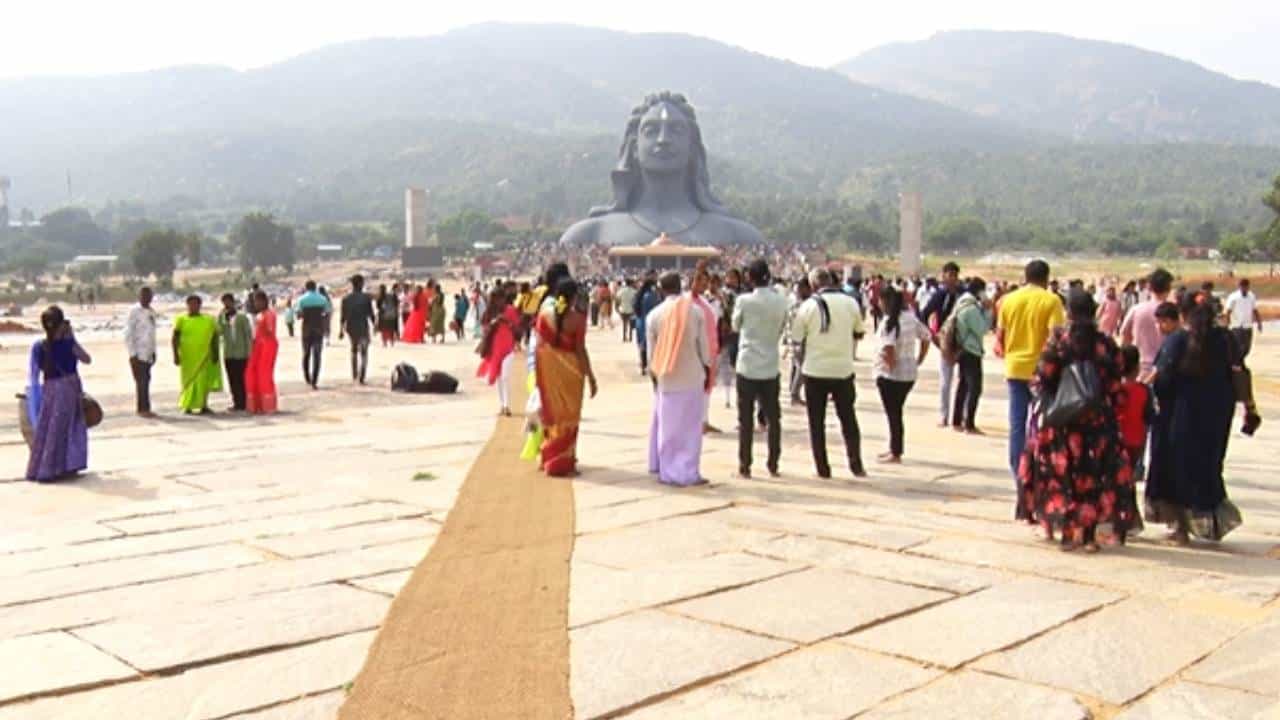 ರಾಜಧಾನಿ ಕೂಗಳತೆ ದೂರದಲ್ಲಿ 112 ಅಡಿಗಳ ಎತ್ತರದ ಆದಿಯೋಗಿ ವಿಗ್ರಹ ಪ್ರತಿಷ್ಠಾಪನೆ ಮಾಡಿದ್ದೆ ತಡ,
ಆದಿಯೋಗಿ ನೊಡಲು ಪ್ರತಿದಿನ ಸಾವಿರಾರು ಜನ ಆಗಮಿಸಿ ದೇವರ ದರ್ಶನ ಪಡೆಯುತ್ತಿದ್ದಾರೆ. ಇನ್ನೂ ದೀಪಾವಳಿ ಪ್ರಯುಕ್ತ ಜನಸಾಗರವೆ ಹರಿದು ಬಂದಿದೆ. ಆದಿಯೋಗಿ ಮುಂದೆ ಸಂಬ್ರಮ ಸಂತಸದಿಂದ ದಿನವಿಡಿ ಕಾಲ ಕಳೆದಿದ್ದಾರೆ.
