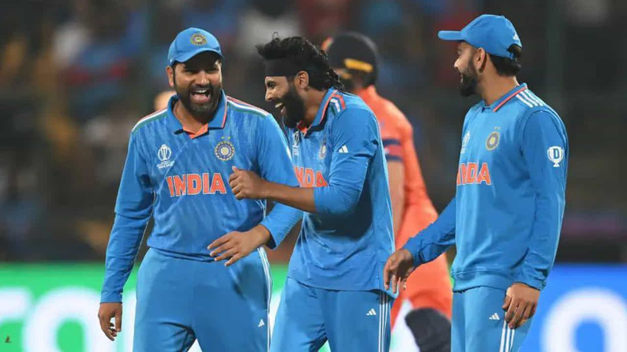 ಏಕದಿನ ವಿಶ್ವಕಪ್ 2023 ರ ತನ್ನ ಕೊನೆಯ ಲೀಗ್ ಪಂದ್ಯದಲ್ಲಿ ಟೀಂ ಇಂಡಿಯಾ, ನೆದರ್ಲೆಂಡ್ಸ್ ತಂಡವನ್ನು 160 ರನ್ಗಳಿಂದ ಸೋಲಿಸಿ ಟೂರ್ನಿಯಲ್ಲಿ ಸತತ 9 ನೇ ಗೆಲುವು ಸಾಧಿಸಿದ ದಾಖಲೆ ಬರೆದಿದೆ. ನೆದರ್ಲೆಂಡ್ಸ್ ವಿರುದ್ಧದ ಪಂದ್ಯದಲ್ಲಿ ಟೀಂ ಇಂಡಿಯಾದ ಅನೇಕ ಆಟಗಾರರು ಹಲವು ಹೊಸ ದಾಖಲೆಗಳನ್ನು ಮಾಡಿದರು. ಇದರಲ್ಲಿ ಸೇರಿರುವ ಒಂದು ಹೆಸರು ಸರ್ ರವೀಂದ್ರ ಜಡೇಜಾ.