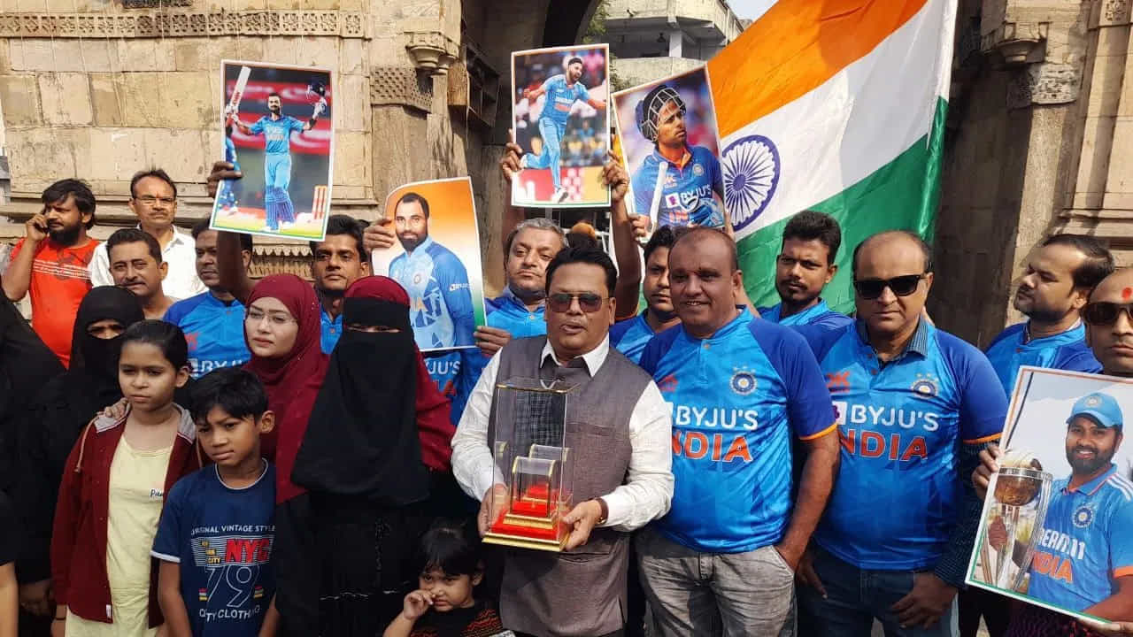 ಭಾನುವಾರ ನರೇಂದ್ರ ಮೋದಿ ಕ್ರೀಡಾಂಗಣದಲ್ಲಿ ಭಾರತ ಮತ್ತು ಆಸ್ಟ್ರೇಲಿಯಾ ನಡುವಿನ ವಿಶ್ವಕಪ್ ಅಂತಿಮ ಪಂದ್ಯ ನಡೆಯಲಿದೆ.
ಫೈನಲ್ ಪಂದ್ಯಕ್ಕೂ ಮುನ್ನ ಜಮಾಲ್ಪುರದಲ್ಲಿ ವಿವಿಧ ಧರ್ಮಗಳ ಜನರು ಸೇರಿ ಭಾರತ ತಂಡಕ್ಕೆ ಶುಭ ಕೋರಿದ್ದಾರೆ. ಭಾರತ ತಂಡ
ಗೆಲ್ಲುತ್ತೆ ಎಂಬ ಘೋಷಣೆಗಳು ಮೊಳಗಿದ್ದವು.