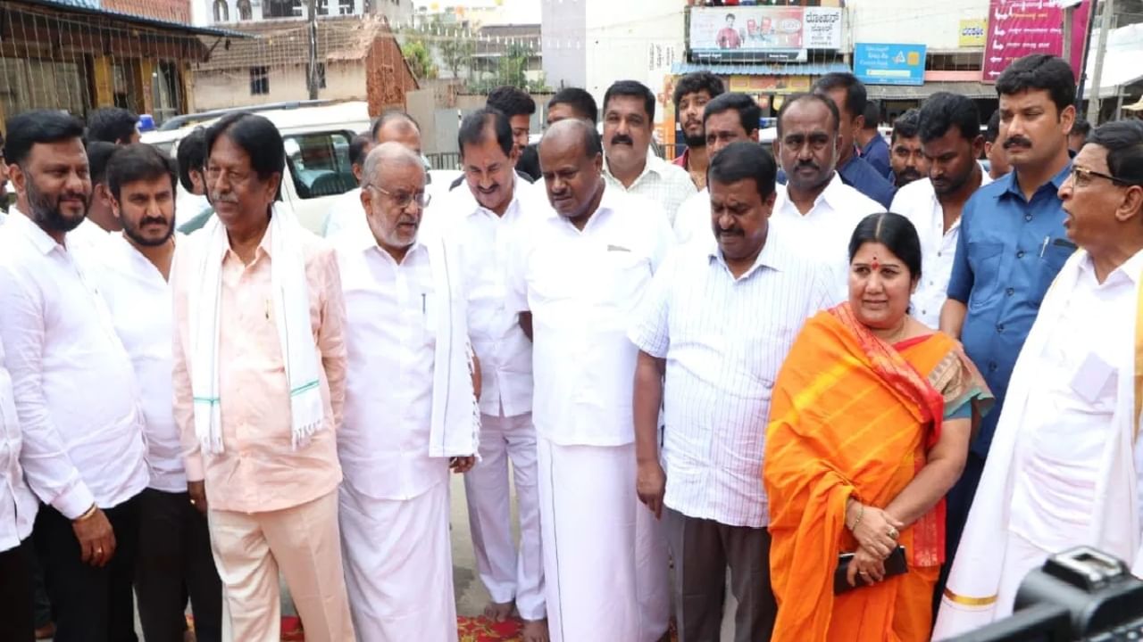 ಹಾಸನದಲ್ಲಿ ಜೆಡಿಎಸ್ ಒಗ್ಗಟ್ಟು ಪ್ರದರ್ಶನ: ಕುಮಾರಸ್ವಾಮಿ ಸಭೆಗೆ 18 ಶಾಸಕರು ಹಾಜರಿ, ಶರಣಗೌಡ ಗೈರು ಹಾಸನದಲ್ಲಿ ಜೆಡಿಎಸ್ ಒಗ್ಗಟ್ಟು ಪ್ರದರ್ಶನ: ಕುಮಾರಸ್ವಾಮಿ ಸಭೆಗೆ 18 ಶಾಸಕರು ಹಾಜರಿ, ಶರಣಗೌಡ ಗೈರು