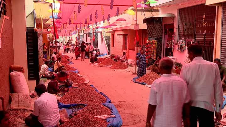 ಯಲಹಂಕದಲ್ಲಿ ಕಡಲೆಕಾಯಿ ಪರಿಷೆ, ವಿವಿಧ ಬಗೆಯ ಕಡಲೆಕಾಯಿ ಸವಿದು ಎಂಜಾಯ್ ಮಾಡಿದ ಜನ ಯಲಹಂಕದಲ್ಲಿ ಕಡಲೆಕಾಯಿ ಪರಿಷೆ, ವಿವಿಧ ಬಗೆಯ ಕಡಲೆಕಾಯಿ ಸವಿದು ಎಂಜಾಯ್ ಮಾಡಿದ ಜನ