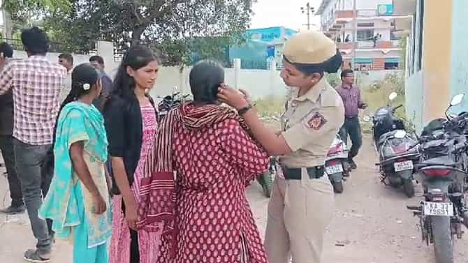 ಕೆಪಿಎಸ್ಸಿ ಪರೀಕ್ಷಾರ್ಥಿಗಳ ಕಿವಿ ವೊಲೆ, ಚೈನ್, ಕಾಲುಂಗರು ತೆಗೆಸಿದ ಪೊಲೀಸರು