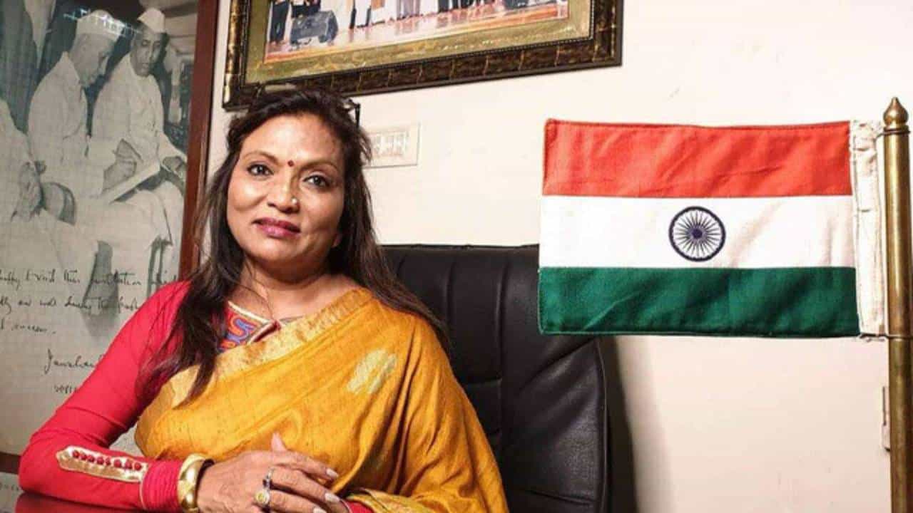Inspiring: ಸ್ಲಂನಲ್ಲಿ ಬೆಳೆದು, 12 ವರ್ಷಕ್ಕೆ ಮದುವೆಯಾಗಿ, ಕೌಟುಂಬಿಕ ಹಿಂಸಾಚಾರಕ್ಕೊಳಗಾದರೂ ಜಗ್ಗದೇ ಬೆಳೆದ ಕಲ್ಪನಾ ಸರೋಜ್; ಇವತ್ತು 7 ಕಂಪನಿಗಳ ಒಡತಿ Inspiring: ಸ್ಲಂನಲ್ಲಿ ಬೆಳೆದು, 12 ವರ್ಷಕ್ಕೆ ಮದುವೆಯಾಗಿ, ಕೌಟುಂಬಿಕ ಹಿಂಸಾಚಾರಕ್ಕೊಳಗಾದರೂ ಜಗ್ಗದೇ ಬೆಳೆದ ಕಲ್ಪನಾ ಸರೋಜ್; ಇವತ್ತು 7 ಕಂಪನಿಗಳ ಒಡತಿ