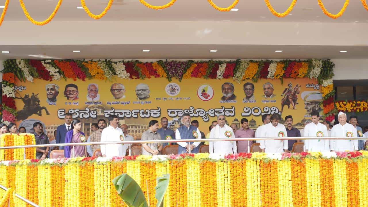 ರಾಜ್ಯಾದ್ಯಂತ ಇಂದು ಕನ್ನಡ ರಾಜ್ಯೋತ್ಸದ ಸಂಭ್ರಮ-ಸಡಗರ ಮನೆ ಮಾಡಿದೆ. ಬೆಂಗಳೂರಿನಲ್ಲಿ ಕನ್ನಡ ರಾಜ್ಯೋತ್ಸವ ಪ್ರಯುಕ್ತ ಕಂಠೀರವ ಕ್ರೀಡಾಂಗಣದಲ್ಲಿ ಕನ್ನಡದ ಕಂಪು ಹಬ್ಬಿದೆ. ಕನ್ನಡ ಹಬ್ಬದ ಸಂಭ್ರಮದಲ್ಲಿ ಬೆಂಗಳೂರಿಗರು ಮಿಂದೆದಿದ್ದಾರೆ.