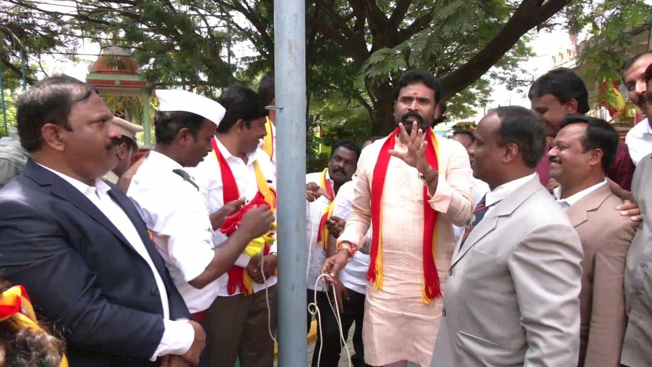ಕೋಲಾರದಲ್ಲಿ ಧ್ವಜಕಂಬದಿಂದ ಕೆಳಗೆ ಬಿದ್ದ ಕನ್ನಡದ ಬಾವುಟ, ಕೊಪ್ಪಳ ರಾಜ್ಯೋತ್ಸವ ಕಾರ್ಯಕ್ರದಲ್ಲೂ ಎಡವಟ್ಟು