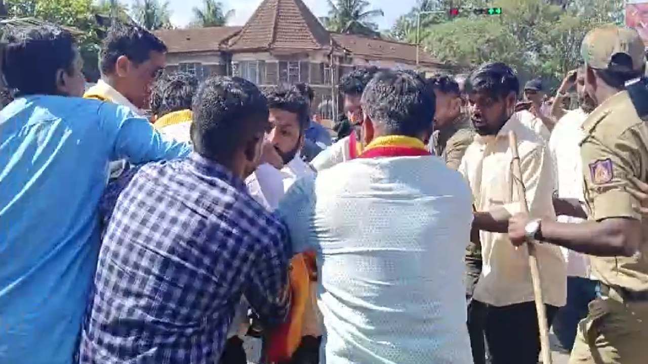ಬೆಳಗಾವಿ ಅಧಿವೇಶನ: ಇಂಗ್ಲಿಷ್ ಬ್ಯಾನರ್ಗಳಿಗೆ ಮಸಿ ಬಳಿದ ಕರವೇ, ಎಂಇಎಸ್ ಮಹಾಮೇಳ ವಿರೋಧಿಸಿ ಪ್ರತಿಭಟನೆ ಬೆಳಗಾವಿ ಅಧಿವೇಶನ: ಇಂಗ್ಲಿಷ್ ಬ್ಯಾನರ್ಗಳಿಗೆ ಮಸಿ ಬಳಿದ ಕರವೇ, ಎಂಇಎಸ್ ಮಹಾಮೇಳ ವಿರೋಧಿಸಿ ಪ್ರತಿಭಟನೆ
