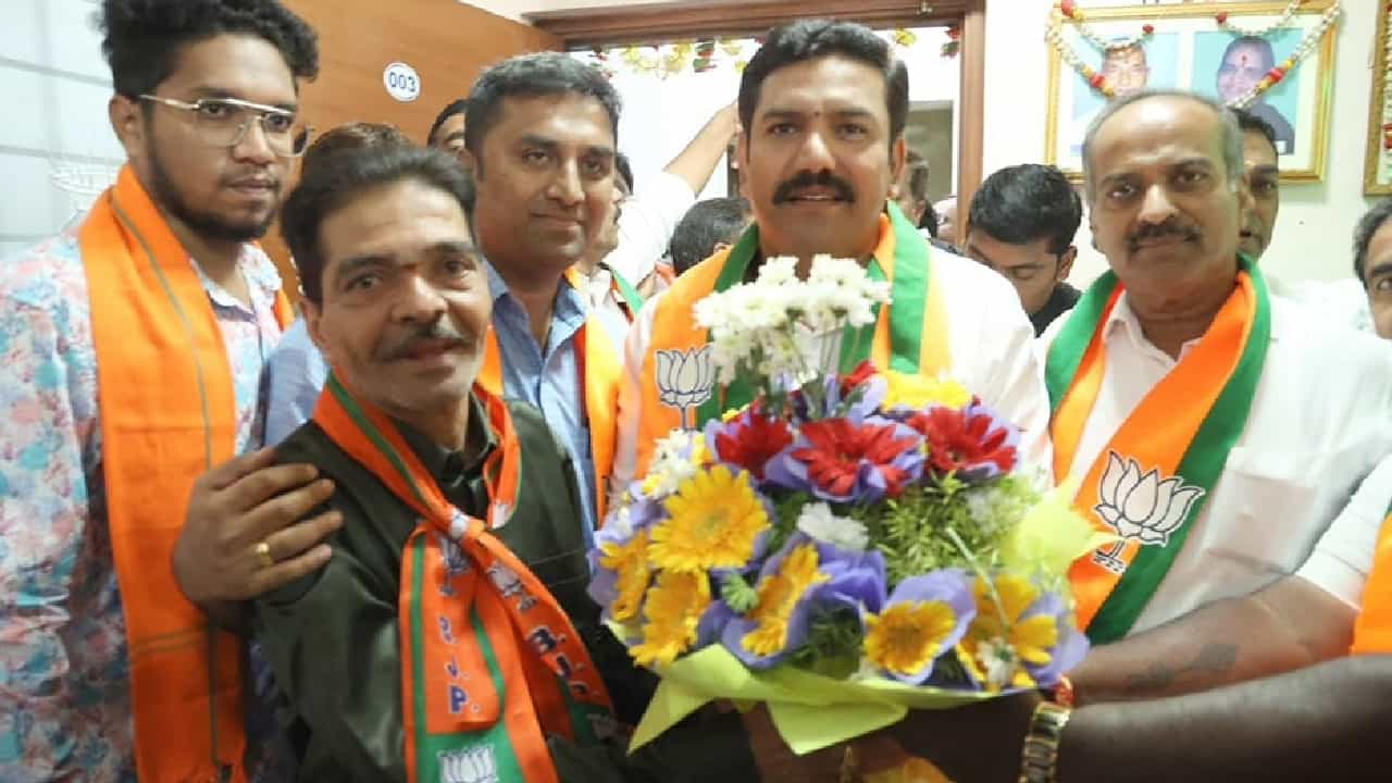 ಕೇಶವಕೃಪಾಗೆ ಭೇಟಿ ನೀಡಿದ ಶಿಕಾರಿ ಪುತ್ರ, ಬೂತ್ ಕಾರ್ಯಕರ್ತಗೆ ಮಣೆ ಹಾಕಿದ ನೂತನ ಅಧ್ಯಕ್ಷ ವಿಜಯೇಂದ್ರ, ಸೋಮಣ್ಣ ಸೈಲೆಂಟ್ ಮೋಡ್ಗೆ - ಬಿಜೆಪಿ ಬೆಳವಣಿಗೆಗಳು ಏನು? ಕೇಶವಕೃಪಾಗೆ ಭೇಟಿ ನೀಡಿದ ಶಿಕಾರಿ ಪುತ್ರ, ಬೂತ್ ಕಾರ್ಯಕರ್ತಗೆ ಮಣೆ ಹಾಕಿದ ನೂತನ ಅಧ್ಯಕ್ಷ ವಿಜಯೇಂದ್ರ, ಸೋಮಣ್ಣ ಸೈಲೆಂಟ್ ಮೋಡ್ಗೆ - ಬಿಜೆಪಿ ಬೆಳವಣಿಗೆಗಳು ಏನು?