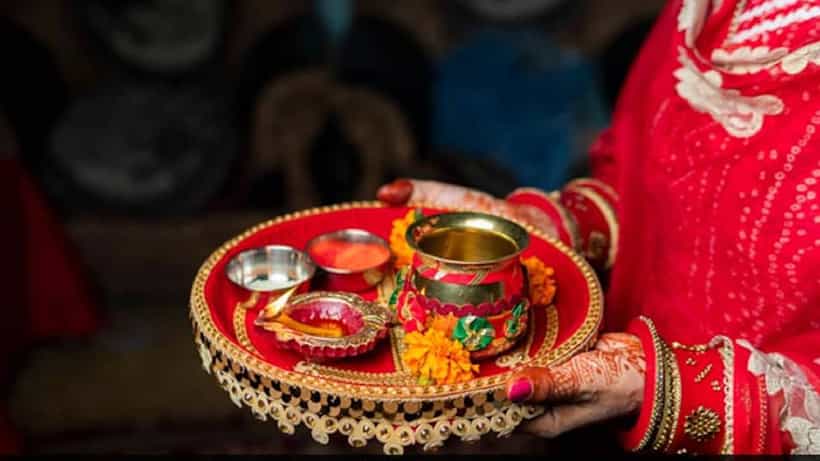 ಚಂದ್ರ ಬಂದೇ ಬಿಟ್ಟ, ಪತ್ನಿಯ ವ್ರತ ಮುಗೀತಿದೆ, ಬೇಗ ನನ್ನನ್ನು ಮನೆಗೆ ತಲುಪಿಸಿ, ಟ್ರಾಫಿಕ್ನಲ್ಲಿ ಸಿಲುಕಿದ ಪತಿಯಿಂದ ಪಿಸಿಆರ್ಗೆ ಕರೆ