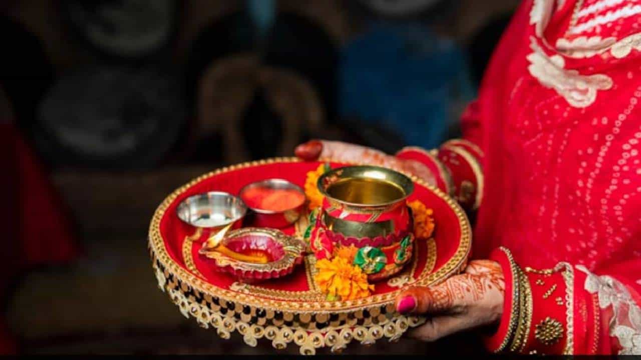 ಚಂದ್ರ ಬಂದೇ ಬಿಟ್ಟ, ಪತ್ನಿಯ ವ್ರತ ಮುಗೀತಿದೆ, ಬೇಗ ನನ್ನನ್ನು ಮನೆಗೆ ತಲುಪಿಸಿ, ಟ್ರಾಫಿಕ್ನಲ್ಲಿ ಸಿಲುಕಿದ ಪತಿಯಿಂದ ಪಿಸಿಆರ್ಗೆ ಕರೆ ಚಂದ್ರ ಬಂದೇ ಬಿಟ್ಟ, ಪತ್ನಿಯ ವ್ರತ ಮುಗೀತಿದೆ, ಬೇಗ ನನ್ನನ್ನು ಮನೆಗೆ ತಲುಪಿಸಿ, ಟ್ರಾಫಿಕ್ನಲ್ಲಿ ಸಿಲುಕಿದ ಪತಿಯಿಂದ ಪಿಸಿಆರ್ಗೆ ಕರೆ