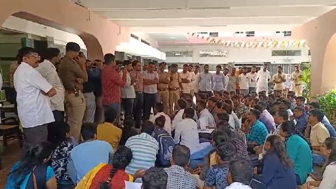 KPTCL ಸಹಾಯಕ ಇಂಜಿನಿಯರ್ ನೇಮಕಾತಿ ವಿಳಂಬ, ಖನ್ನಿತೆಗೆ ಒಳಗಾಗಿ ಇಬ್ಬರು ಸಾವು, ಕಚೇರಿಗೆ ಮುತ್ತಿಗೆ ಹಾಕಿದ ಹುದ್ದೆ ಆಕಾಂಕ್ಷಿಗಳು KPTCL ಸಹಾಯಕ ಇಂಜಿನಿಯರ್ ನೇಮಕಾತಿ ವಿಳಂಬ, ಖನ್ನಿತೆಗೆ ಒಳಗಾಗಿ ಇಬ್ಬರು ಸಾವು, ಕಚೇರಿಗೆ ಮುತ್ತಿಗೆ ಹಾಕಿದ ಹುದ್ದೆ ಆಕಾಂಕ್ಷಿಗಳು