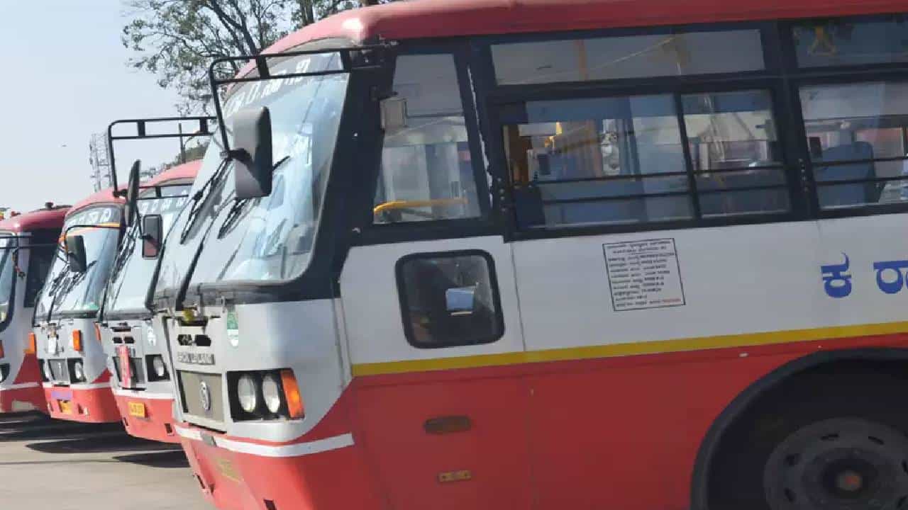 ಕೊಬ್ಬರಿ ಎಣ್ಣೆಯೊಂದಿಗೆ KSRTC ಬಸ್ ಹತ್ತಿದ ಮಹಿಳೆ; ಏನಿದು ಎಂದು ಕೇಳಿದ ಚಾಲಕ, ಬಾಂಬ್ ಎಂದು ಗದರಿದ ಮಹಿಳೆ ಕೊಬ್ಬರಿ ಎಣ್ಣೆಯೊಂದಿಗೆ KSRTC ಬಸ್ ಹತ್ತಿದ ಮಹಿಳೆ; ಏನಿದು ಎಂದು ಕೇಳಿದ ಚಾಲಕ, ಬಾಂಬ್ ಎಂದು ಗದರಿದ ಮಹಿಳೆ