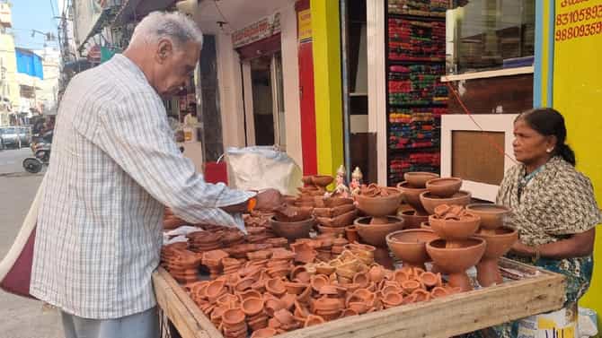 ದೀಪದ ಕೆಳಗೆ ಕತ್ತಲೆ; ಮಣ್ಣಿನ ದೀಪ ತಯಾರಿಸುವವರ ಬಾಳಿನಲ್ಲಿ ಕಗ್ಗತ್ತಲೆ!