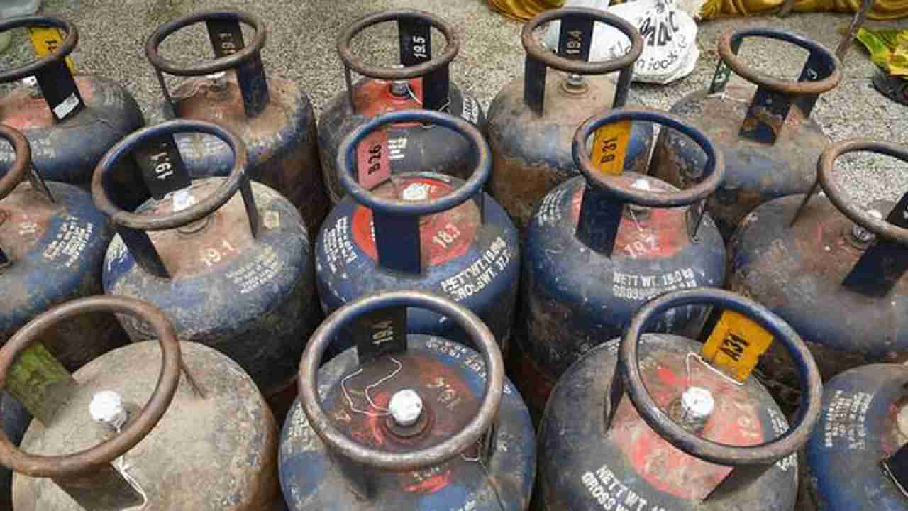 LPG Cylinder Price: ದೀಪಾವಳಿ ಹೊಸ್ತಿಲಲ್ಲಿ ಗ್ರಾಹಕರಿಗೆ ಶಾಕ್, ವಾಣಿಜ್ಯ ಬಳಕೆಯ ಎಲ್​ಪಿಜಿ ಸಿಲಿಂಡರ್ ಬೆಲೆ ಹೆಚ್ಚಳ