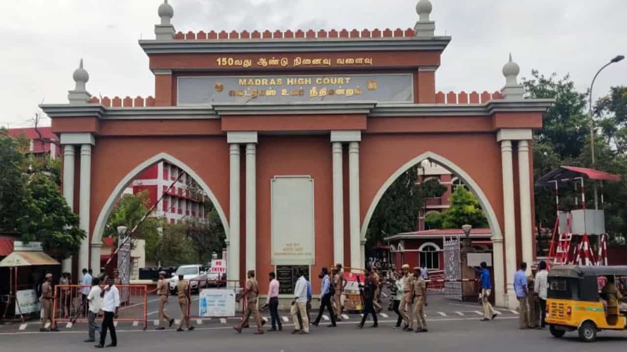 ತಮಿಳುನಾಡಿನ 5 ಅಧಿಕಾರಿಗಳಿಗೆ ತನಿಖಾ ಸಂಸ್ಥೆ ಕಳಿಸಿದ ಸಮನ್ಸ್ಗೆ ತಡೆಯಾಜ್ಞೆ ತಮಿಳುನಾಡಿನ 5 ಅಧಿಕಾರಿಗಳಿಗೆ ತನಿಖಾ ಸಂಸ್ಥೆ ಕಳಿಸಿದ ಸಮನ್ಸ್ಗೆ ತಡೆಯಾಜ್ಞೆ