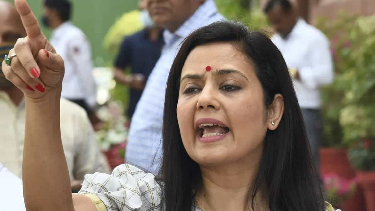 ಪ್ರಶ್ನೆಗಾಗಿ ನಗದು ಪ್ರಕರಣ: ಟಿಎಂಸಿ ಸಂಸದೆ ಮಹುವಾ ಮೊಯಿತ್ರಾ ವಿರುದ್ಧ ಸಿಬಿಐ ತನಿಖೆಗೆ ಆದೇಶ ಪ್ರಶ್ನೆಗಾಗಿ ನಗದು ಪ್ರಕರಣ: ಟಿಎಂಸಿ ಸಂಸದೆ ಮಹುವಾ ಮೊಯಿತ್ರಾ ವಿರುದ್ಧ ಸಿಬಿಐ ತನಿಖೆಗೆ ಆದೇಶ
