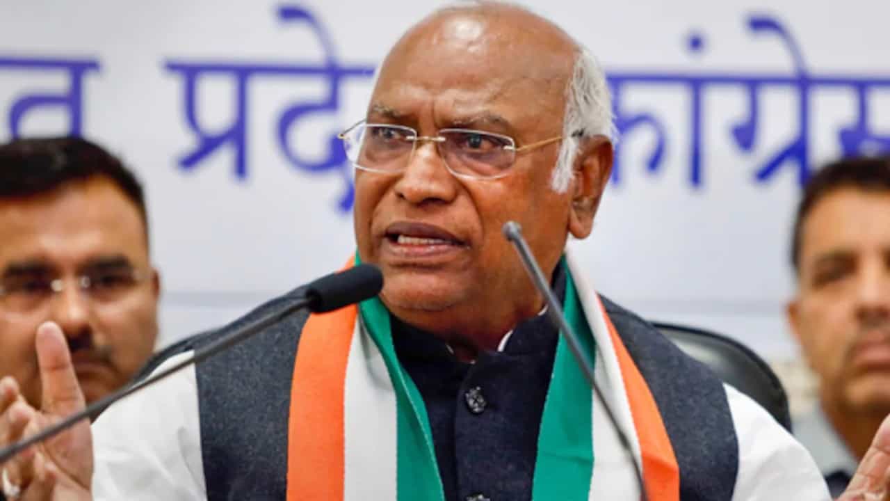 ದೊಡ್ಡ ವಿಷಯವಲ್ಲ: ರಾಹುಲ್ ಗಾಂಧಿಗೆ ಚುನಾವಣಾ ಆಯೋಗ ನೋಟಿಸ್ ಬಗ್ಗೆ ಮಲ್ಲಿಕಾರ್ಜುನ ಖರ್ಗೆ ದೊಡ್ಡ ವಿಷಯವಲ್ಲ: ರಾಹುಲ್ ಗಾಂಧಿಗೆ ಚುನಾವಣಾ ಆಯೋಗ ನೋಟಿಸ್ ಬಗ್ಗೆ ಮಲ್ಲಿಕಾರ್ಜುನ ಖರ್ಗೆ