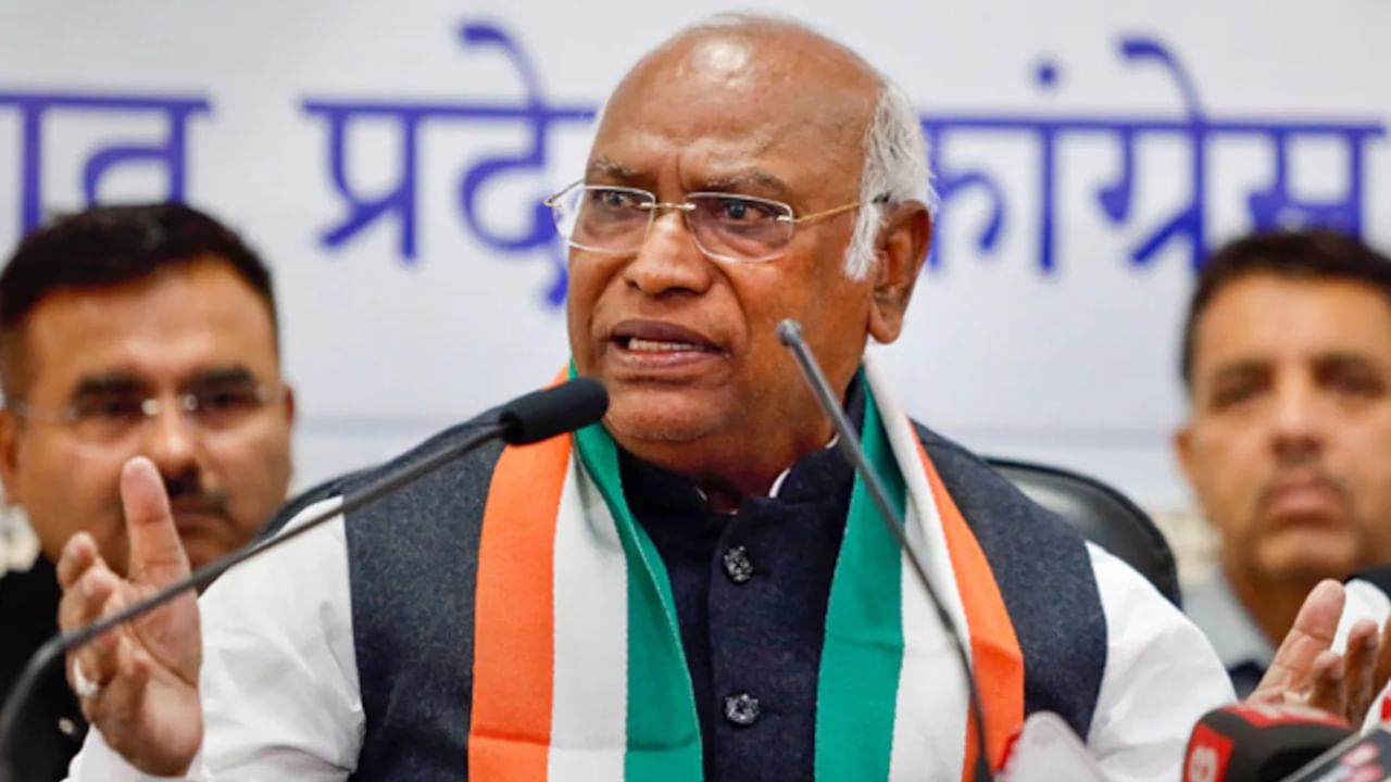 ಪ್ರಧಾನಿ ಭಾಷಣ ವೇಳೆ ಲೈಟ್ ಟವರ್ ಏರಿದ ಮಹಿಳೆ; ಯುವ ಜನತೆ ಬೇಸರಗೊಂಡಿದೆ: ಖರ್ಗೆ ಟೀಕೆ ಪ್ರಧಾನಿ ಭಾಷಣ ವೇಳೆ ಲೈಟ್ ಟವರ್ ಏರಿದ ಮಹಿಳೆ; ಯುವ ಜನತೆ ಬೇಸರಗೊಂಡಿದೆ: ಖರ್ಗೆ ಟೀಕೆ