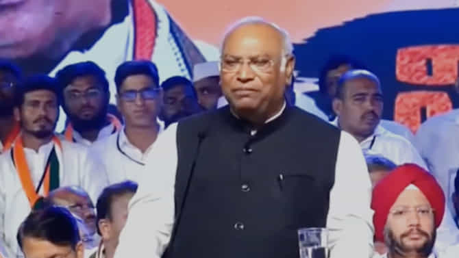ಪ್ರಧಾನಿ ನರೇಂದ್ರ ಮೋದಿ ತಂದೆಯನ್ನೇ ಸುಳ್ಳಗಾರ ಎಂದ ಮಲ್ಲಿಕಾರ್ಜುನ ಖರ್ಗೆ