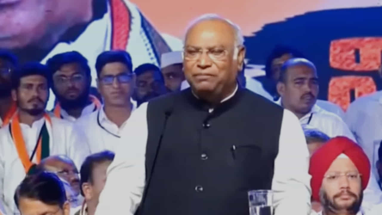 ಮತ್ತೆ ನಾಲಿಗೆ ಹರಿಬಿಟ್ಟ ಎಐಸಿಸಿ ಅಧ್ಯಕ್ಷ: ಪ್ರಧಾನಿ ಮೋದಿ ತಂದೆಯನ್ನೇ ಸುಳ್ಳಗಾರ ಎಂದ ಮಲ್ಲಿಕಾರ್ಜುನ ಖರ್ಗೆ ಮತ್ತೆ ನಾಲಿಗೆ ಹರಿಬಿಟ್ಟ ಎಐಸಿಸಿ ಅಧ್ಯಕ್ಷ: ಪ್ರಧಾನಿ ಮೋದಿ ತಂದೆಯನ್ನೇ ಸುಳ್ಳಗಾರ ಎಂದ ಮಲ್ಲಿಕಾರ್ಜುನ ಖರ್ಗೆ