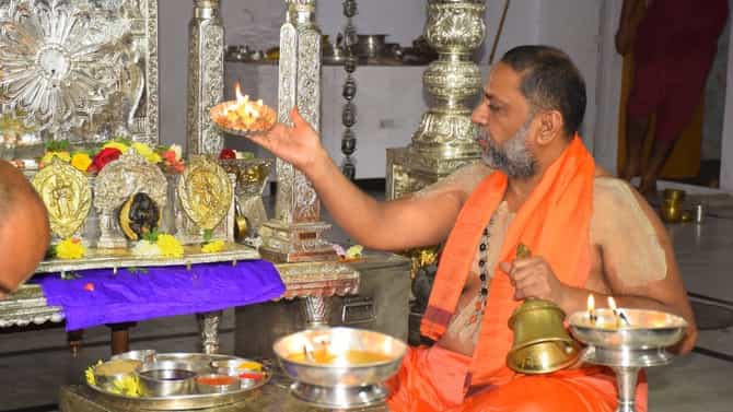 ದೀಪಾವಳಿ: ನರಕ ಚತುರ್ದಶಿ ಪ್ರಯುಕ್ತ ಮಂತ್ರಾಲಯದಲ್ಲಿ ವಿಶೇಷ ಪೂಜೆ