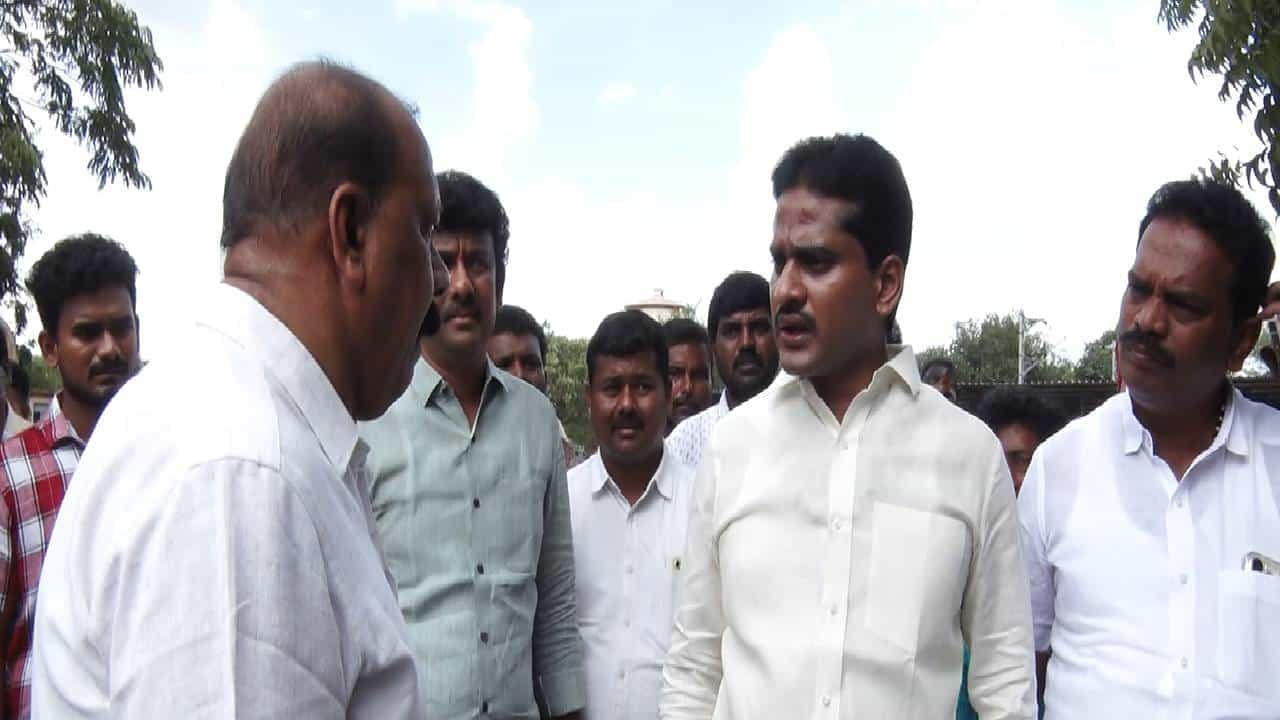 ಬಳ್ಳಾರಿ RTO ಕಚೇರಿಯಲ್ಲಿ ಭ್ರಷ್ಟಾಚಾರ ಆರೋಪ: ಧಿಡೀರ್ ಭೇಟಿ ನೀಡಿದ ಶಾಸಕ ಭರತ್ ರೆಡ್ಡಿ ಬಳ್ಳಾರಿ RTO ಕಚೇರಿಯಲ್ಲಿ ಭ್ರಷ್ಟಾಚಾರ ಆರೋಪ: ಧಿಡೀರ್ ಭೇಟಿ ನೀಡಿದ ಶಾಸಕ ಭರತ್ ರೆಡ್ಡಿ