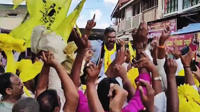 ಕನಕದಾಸ ಜಯಂತಿ ಮೆರವಣಿಗೆಯಲ್ಲಿ ಸಕತ್ ಡ್ಯಾನ್ಸ್ ಮಾಡಿದ ಕಾಂಗ್ರೆಸ್ ಶಾಸಕ