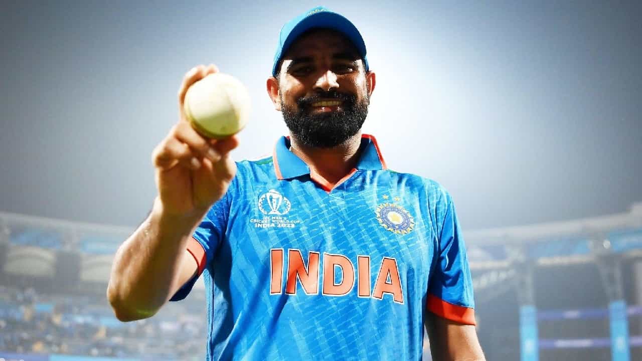 ಮುಂಬೈನ ವಾಂಖೆಡೆ ಸ್ಟೇಡಿಯಂನಲ್ಲಿ ನಡೆದ ಶ್ರೀಲಂಕಾ ವಿರುದ್ಧದ ಪಂದ್ಯದಲ್ಲಿ ಟೀಮ್ ಇಂಡಿಯಾ ಭರ್ಜರಿ ಜಯ ಸಾಧಿಸಿದೆ. ಈ ಪಂದ್ಯದಲ್ಲಿ ಟೀಮ್ ಇಂಡಿಯಾ ನೀಡಿದ 358 ರನ್ಗಳ ಗುರಿಯನ್ನು ಬೆನ್ನತ್ತಿದ ಶ್ರೀಲಂಕಾ ತಂಡವು ಮೊಹಮ್ಮದ್ ಶಮಿ ದಾಳಿಗೆ ತತ್ತರಿಸಿತು.