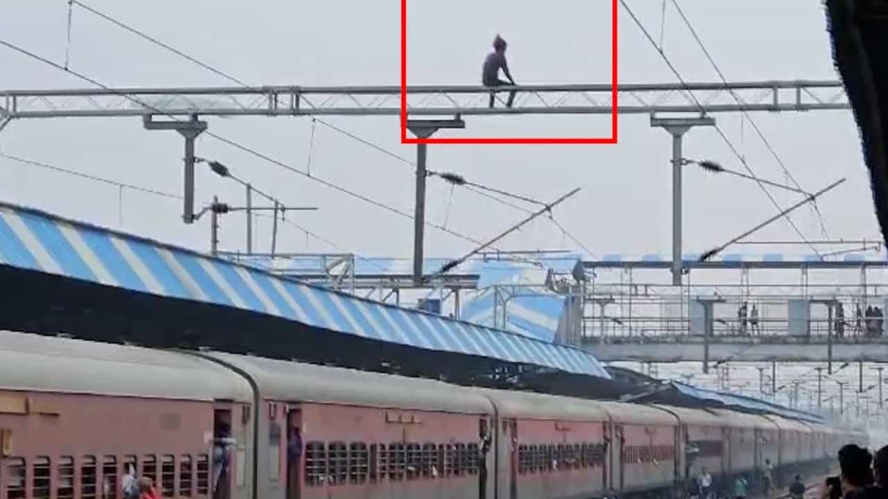 ಹೈಟೆನ್ಷನ್ ಲೈನ್ ಹತ್ತಿದ ಮಾನಸಿಕ ಅಸ್ವಸ್ಥ; ನಂದುರ್ಬಾರ್ ರೈಲು ನಿಲ್ದಾಣದಲ್ಲಿ ರೈಲು ಸಂಚಾರಕ್ಕೆ ಅಡ್ಡಿ ಹೈಟೆನ್ಷನ್ ಲೈನ್ ಹತ್ತಿದ ಮಾನಸಿಕ ಅಸ್ವಸ್ಥ; ನಂದುರ್ಬಾರ್ ರೈಲು ನಿಲ್ದಾಣದಲ್ಲಿ ರೈಲು ಸಂಚಾರಕ್ಕೆ ಅಡ್ಡಿ