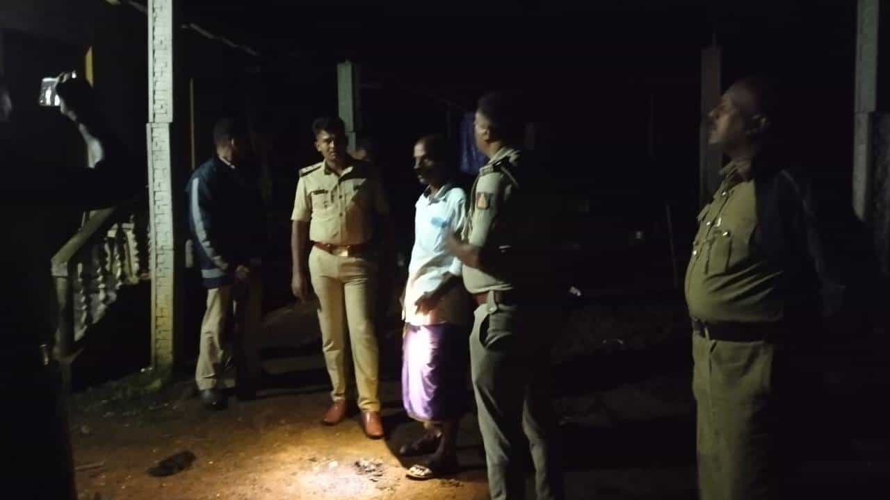 ‘ಮನೆ ಬಾಗಿಲು ತೆಗೆಯಿರಿ’ ಮಂಗಳೂರಿನ ನಕ್ಸಲ್ ಪೀಡಿತ ಪ್ರದೇಶದ ಒಂಟಿ ಮನೆಗೆ ಅಪರಿಚಿತ ಗ್ಯಾಂಗ್ ಭೇಟಿ ‘ಮನೆ ಬಾಗಿಲು ತೆಗೆಯಿರಿ’ ಮಂಗಳೂರಿನ ನಕ್ಸಲ್ ಪೀಡಿತ ಪ್ರದೇಶದ ಒಂಟಿ ಮನೆಗೆ ಅಪರಿಚಿತ ಗ್ಯಾಂಗ್ ಭೇಟಿ