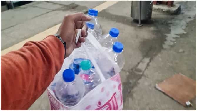 ರೈಲಲ್ಲಿ ಕ್ಲೀನ್ ಇಲ್ಲವೆಂದು ದೂರಬೇಡಿ; ಕಸ ಸಂಗ್ರಹಿಸಿ ಮಾದರಿಯಾದ ಸ್ನೇಹಿತರು