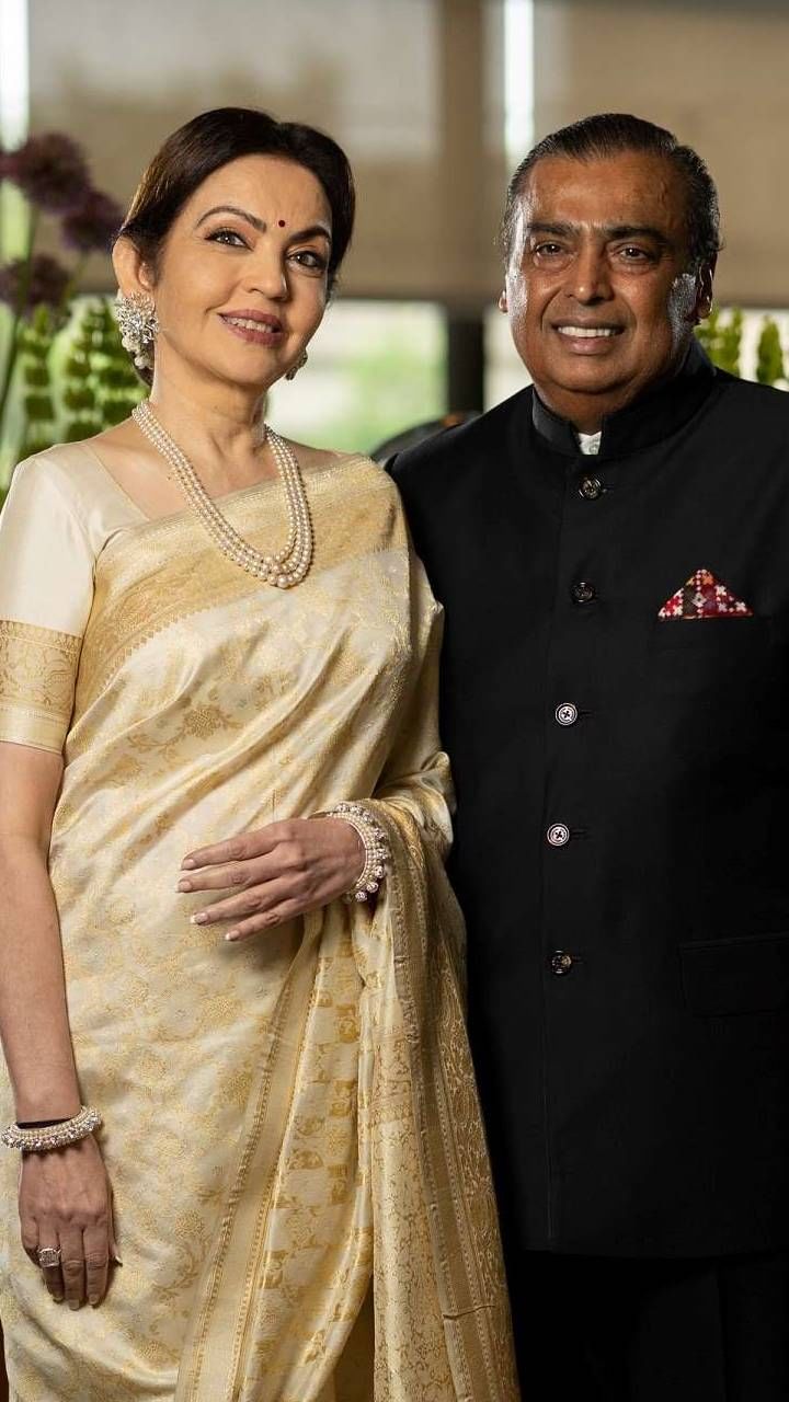 ರಿಲಾಯನ್ಸ್ ಸಾಮ್ರಾಜ್ಯದ ಅಧಿಪತಿ ಮುಕೇಶ್ ಅಂಬಾನಿಯ ಪತ್ನಿ ನೀತಾ ಅಂಬಾನಿ ಭಾರತದ ಅತಿಶ್ರೀಮಂತ ಮಹಿಳೆಯರಲ್ಲಿ ಒಬ್ಬರು. 25,000 ಕೋಟಿ ರೂ ಆಸ್ತಿಯ ಒಡತಿ.