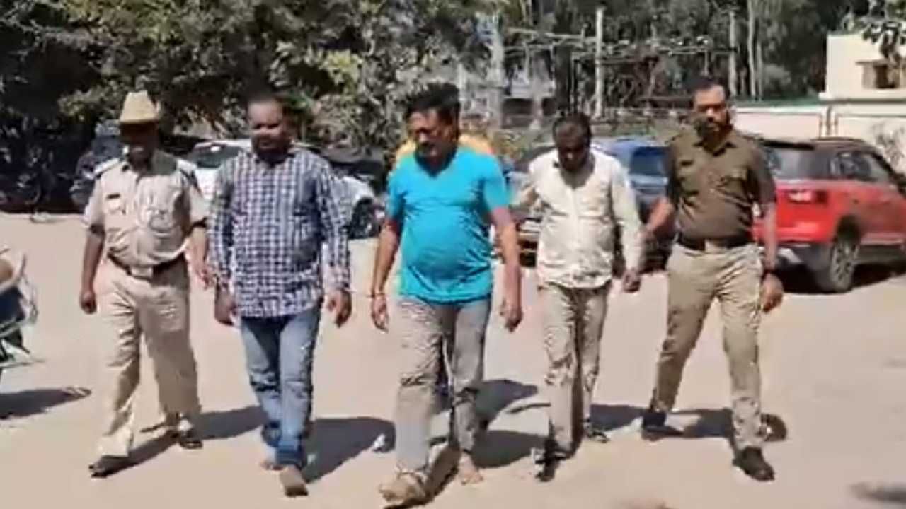 ಬೆಂಗಳೂರು: 2 ವರ್ಷದಲ್ಲಿ 900 ಹೆಣ್ಣು ಭ್ರೂಣ ಹತ್ಯೆ: 2 ವೈದ್ಯರು ಸೇರಿದಂತೆ 9 ಆರೋಪಿಗಳ ಬಂಧನ ಬೆಂಗಳೂರು: 2 ವರ್ಷದಲ್ಲಿ 900 ಹೆಣ್ಣು ಭ್ರೂಣ ಹತ್ಯೆ: 2 ವೈದ್ಯರು ಸೇರಿದಂತೆ 9 ಆರೋಪಿಗಳ ಬಂಧನ