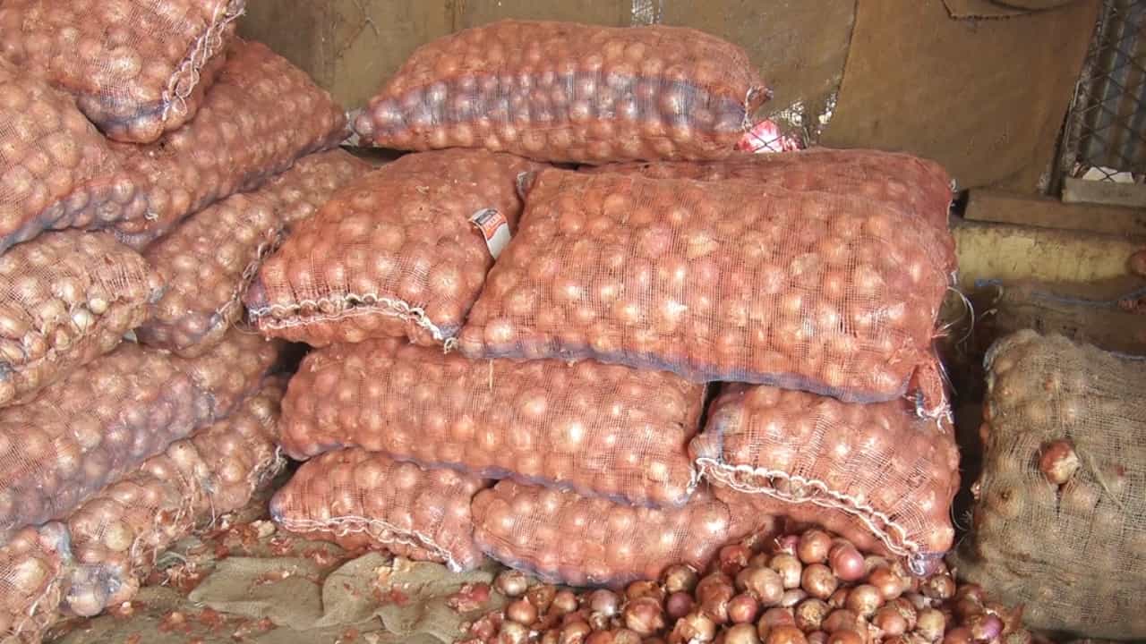 ಚಿಕ್ಕಮಗಳೂರು: ಶತಕದ ಗಡಿ ದಾಟಿದ್ದ ಈರುಳ್ಳಿ ಬೆಲೆ ಕಾಫಿನಾಡಿನಲ್ಲಿ ಇಳಿಕೆ ಚಿಕ್ಕಮಗಳೂರು: ಶತಕದ ಗಡಿ ದಾಟಿದ್ದ ಈರುಳ್ಳಿ ಬೆಲೆ ಕಾಫಿನಾಡಿನಲ್ಲಿ ಇಳಿಕೆ