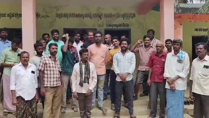 ವಿದ್ಯಾರ್ಥಿನಿಯರ ಜೊತೆ ಶಿಕ್ಷಕನ ಅಸಭ್ಯ ವರ್ತನೆ ಆರೋಪ: ಪೋಷಕರ ಧರಣಿ