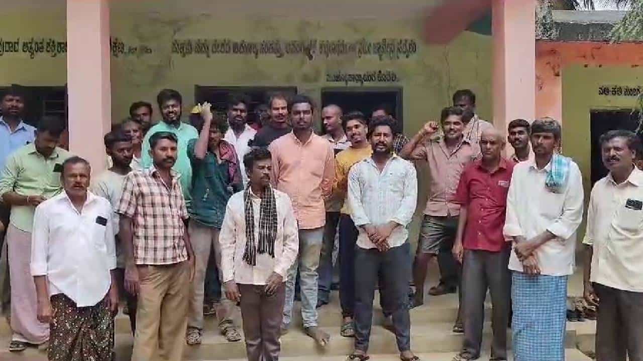 ತುಮಕೂರು: ವಿದ್ಯಾರ್ಥಿನಿಯರ ಜೊತೆ ಶಿಕ್ಷಕನ ಅಸಭ್ಯ ವರ್ತನೆ ಆರೋಪ: ಪೋಷಕರ ಧರಣಿ ತುಮಕೂರು: ವಿದ್ಯಾರ್ಥಿನಿಯರ ಜೊತೆ ಶಿಕ್ಷಕನ ಅಸಭ್ಯ ವರ್ತನೆ ಆರೋಪ: ಪೋಷಕರ ಧರಣಿ