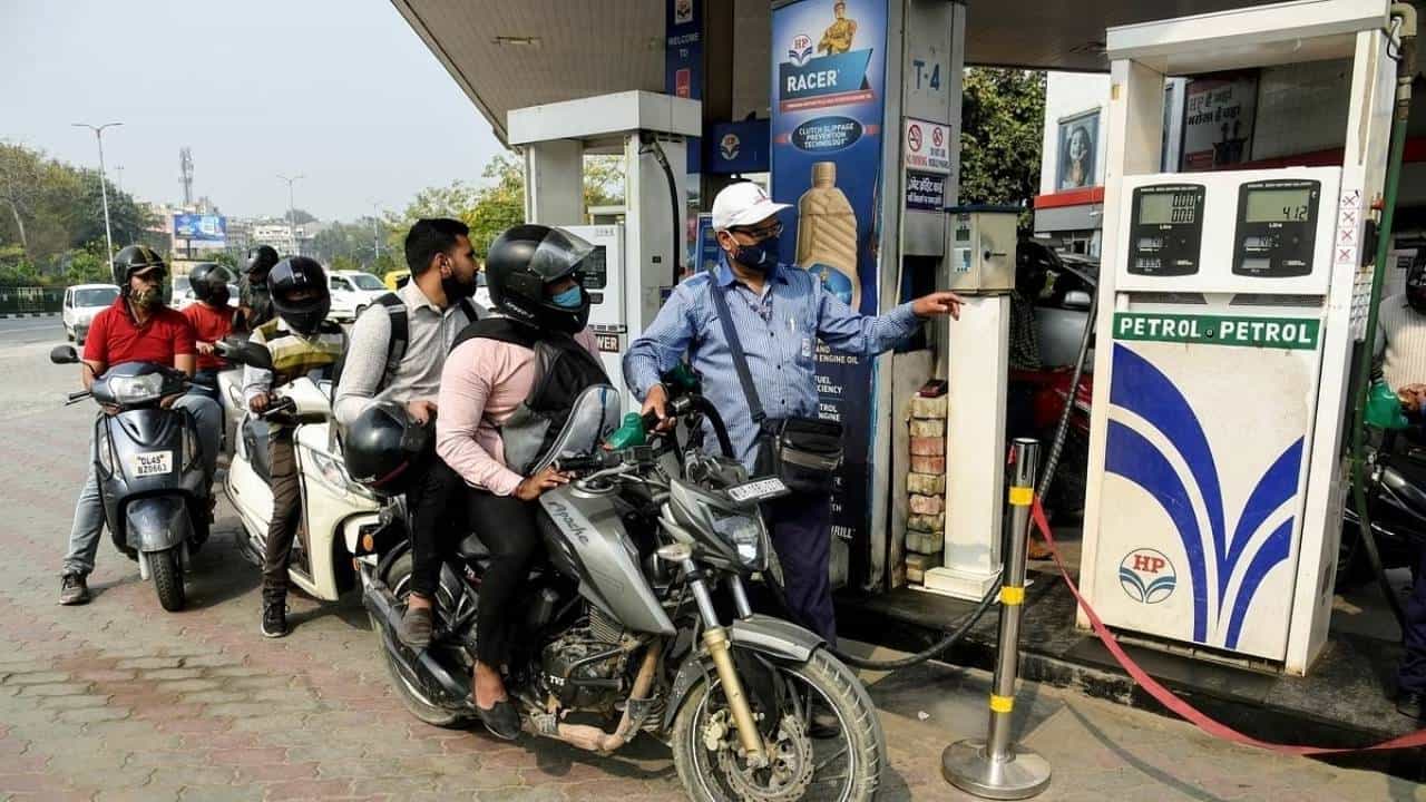 Petrol Price on November 1: ಬೆಂಗಳೂರು ಸೇರಿ ದೇಶದ ಪ್ರಮುಖ ನಗರಗಳಲ್ಲಿ ನವೆಂಬರ್ 1ರಂದು ಪೆಟ್ರೋಲ್, ಡೀಸೆಲ್ ದರ ಎಷ್ಟಿದೆ, ವಿವರ ಇಲ್ಲಿದೆ Petrol Price on November 1: ಬೆಂಗಳೂರು ಸೇರಿ ದೇಶದ ಪ್ರಮುಖ ನಗರಗಳಲ್ಲಿ ನವೆಂಬರ್ 1ರಂದು ಪೆಟ್ರೋಲ್, ಡೀಸೆಲ್ ದರ ಎಷ್ಟಿದೆ, ವಿವರ ಇಲ್ಲಿದೆ