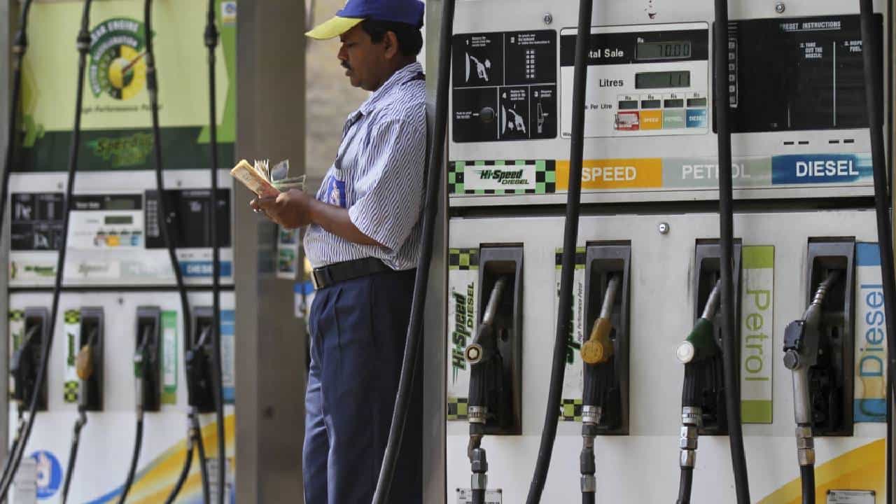 Petrol Price on November 02: ಬೆಂಗಳೂರು ಸೇರಿ ದೇಶದ ಪ್ರಮುಖ ನಗರಗಳಲ್ಲಿ ನವೆಂಬರ್ 2 ರಂದು ಪೆಟ್ರೋಲ್, ಡೀಸೆಲ್ ದರ ಎಷ್ಟಿದೆ, ವಿವರ ಇಲ್ಲಿದೆ Petrol Price on November 02: ಬೆಂಗಳೂರು ಸೇರಿ ದೇಶದ ಪ್ರಮುಖ ನಗರಗಳಲ್ಲಿ ನವೆಂಬರ್ 2 ರಂದು ಪೆಟ್ರೋಲ್, ಡೀಸೆಲ್ ದರ ಎಷ್ಟಿದೆ, ವಿವರ ಇಲ್ಲಿದೆ