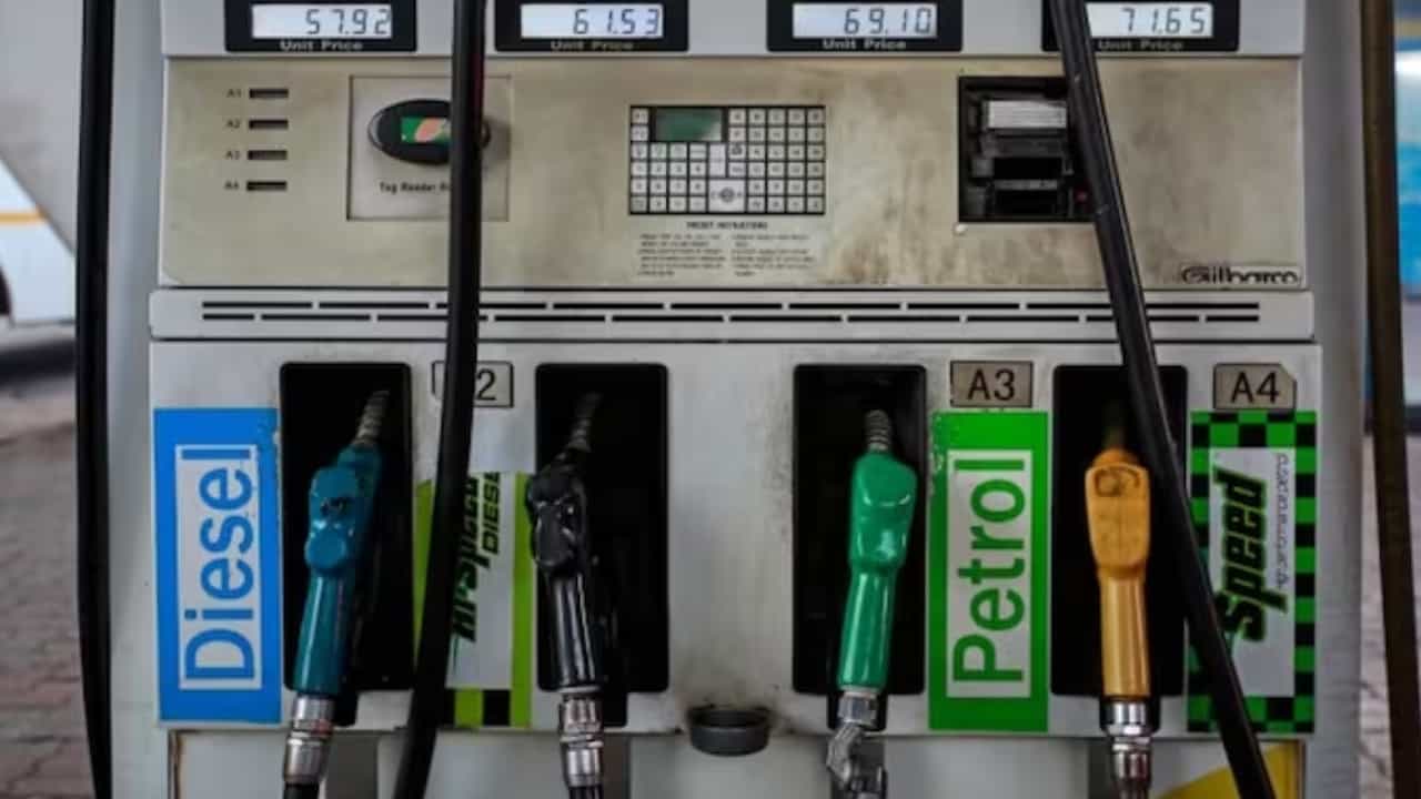Petrol Price on November 03: ಬೆಂಗಳೂರು ಸೇರಿ ದೇಶದ ಪ್ರಮುಖ ನಗರಗಳಲ್ಲಿ ನವೆಂಬರ್ 3ರಂದು ಪೆಟ್ರೋಲ್, ಡೀಸೆಲ್ ದರ ಎಷ್ಟಿದೆ, ವಿವರ ಇಲ್ಲಿದೆ Petrol Price on November 03: ಬೆಂಗಳೂರು ಸೇರಿ ದೇಶದ ಪ್ರಮುಖ ನಗರಗಳಲ್ಲಿ ನವೆಂಬರ್ 3ರಂದು ಪೆಟ್ರೋಲ್, ಡೀಸೆಲ್ ದರ ಎಷ್ಟಿದೆ, ವಿವರ ಇಲ್ಲಿದೆ