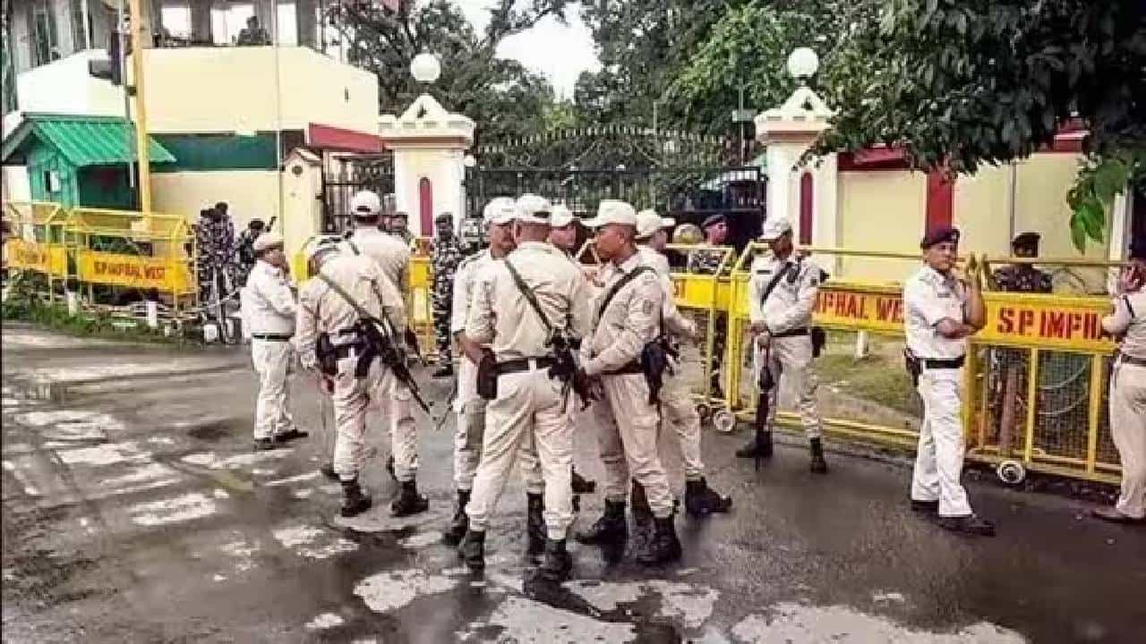 ಮಣಿಪುರದಲ್ಲಿ ನಿಲ್ಲದ ಹಿಂಸಾಚಾರ, ರಕ್ತಸಿಕ್ತ ಸ್ಥಿತಿಯಲ್ಲಿ ಎರಡು ಶವ ಪತ್ತೆ ಮಣಿಪುರದಲ್ಲಿ ನಿಲ್ಲದ ಹಿಂಸಾಚಾರ, ರಕ್ತಸಿಕ್ತ ಸ್ಥಿತಿಯಲ್ಲಿ ಎರಡು ಶವ ಪತ್ತೆ