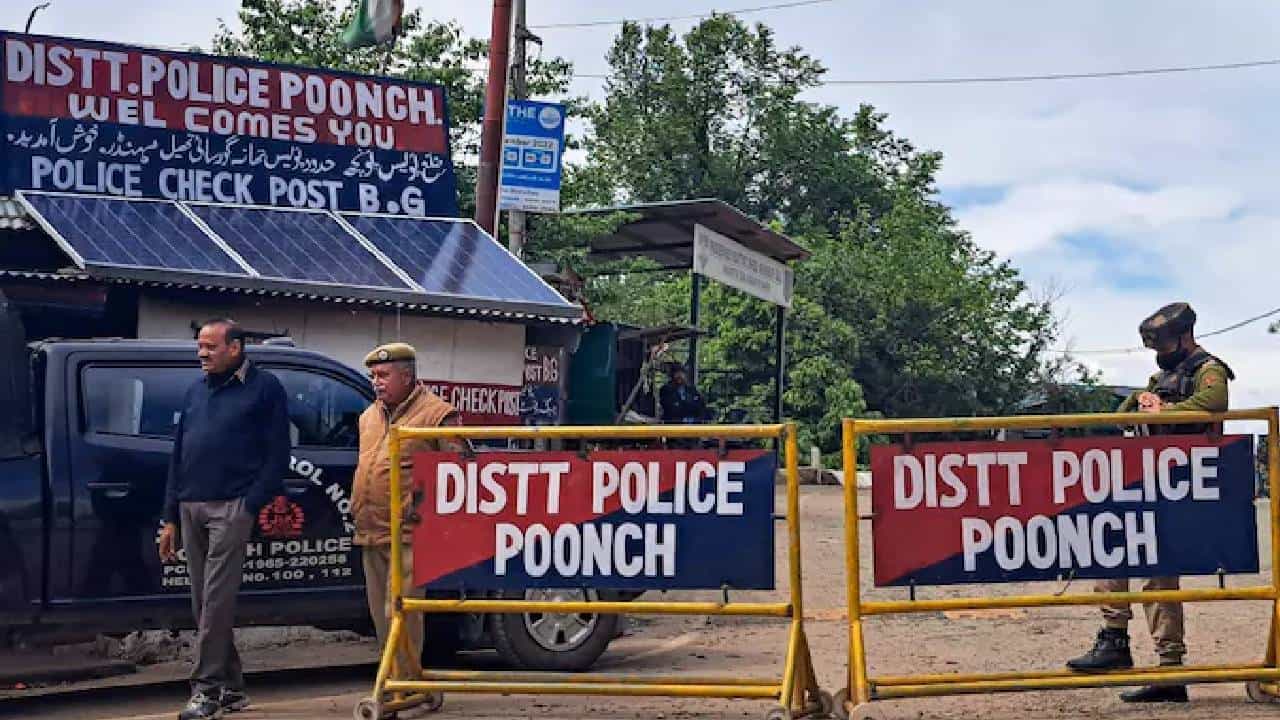 ಜಮ್ಮು ಮತ್ತು ಕಾಶ್ಮೀರದ ಪೂಂಛ್ನ ದೇವಸ್ಥಾನದ ಬಳಿಯ ಬಸ್ ನಿಲ್ದಾಣದಲ್ಲಿ ಸ್ಫೋಟ ಜಮ್ಮು ಮತ್ತು ಕಾಶ್ಮೀರದ ಪೂಂಛ್ನ ದೇವಸ್ಥಾನದ ಬಳಿಯ ಬಸ್ ನಿಲ್ದಾಣದಲ್ಲಿ ಸ್ಫೋಟ