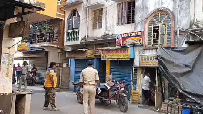 ಫ್ಲಾಟ್​ನಲ್ಲಿ ದಂಪತಿ, ಇಬ್ಬರು ಮಕ್ಕಳ ದೇಹಗಳು ಕೊಳೆತ ಸ್ಥಿತಿಯಲ್ಲಿ ಪತ್ತೆ